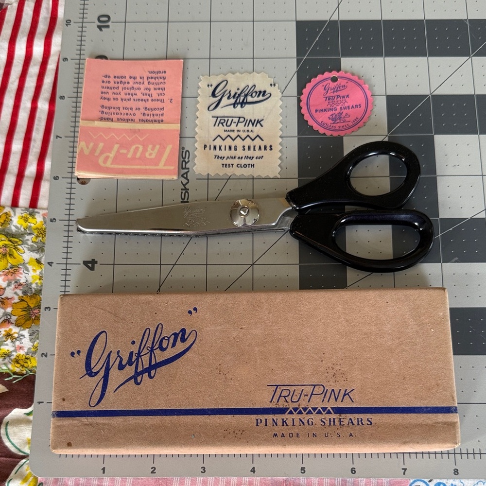 Vintage Griffon Tru-Pink Pinking Shears in Original Box– Model No. 1